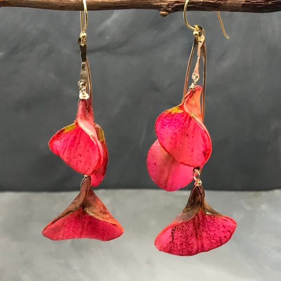 Matana Orchid leaves earrings in Cranberry pink - Picture 6 of 8